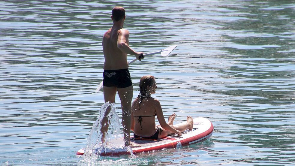Ein SUP-Board ist vielseitig einsetzbar – und bietet neben dem Stand-up-Paddler beispielsweise auch Platz für eine Mitfahrerin. Foto: Pixabay