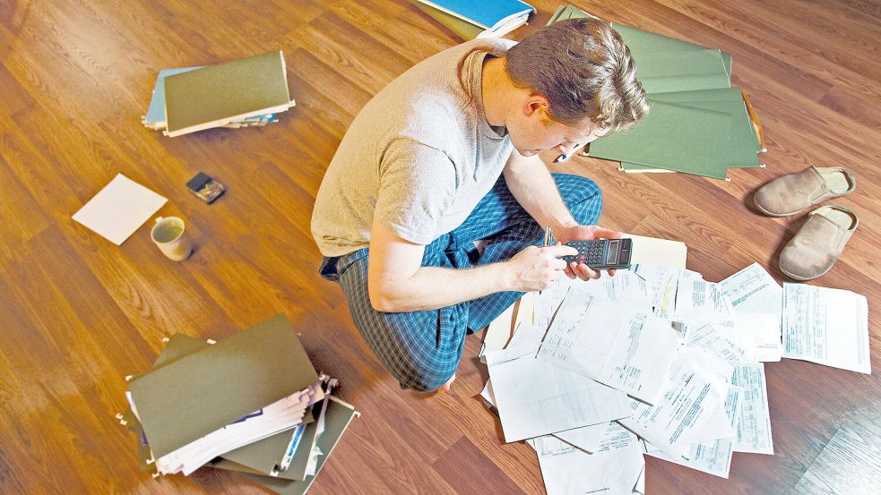 Wenn die Einnahmen nicht mehr ausreichen, um alle laufenden Rechnungen zu begleichen, droht der Weg in eine Überschuldung. Foto: DJD/Geld und Haushalt/S-Com