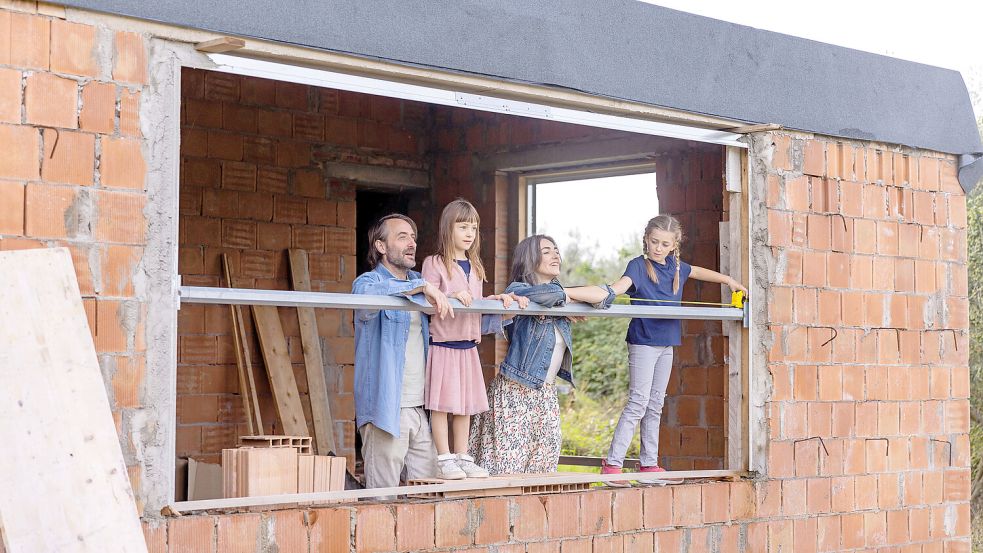 Wer den Traum von den eigenen vier Wänden realisieren möchte, sollte sich in Sachen Baufinanzierung gut informieren und beraten lassen. Foto: DJD/BVR/Getty Images/Emma Innocenti