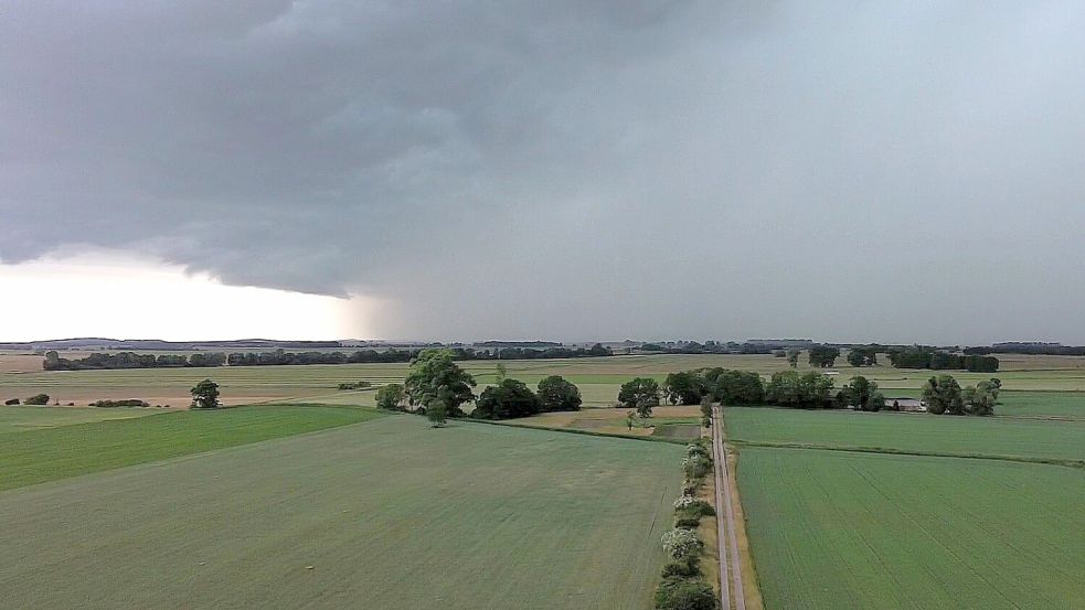 Schwüles Wetter geht in Deutschland auch oft mit Gewittern einher. (Archivbild) Foto: Cevin Dettlaff