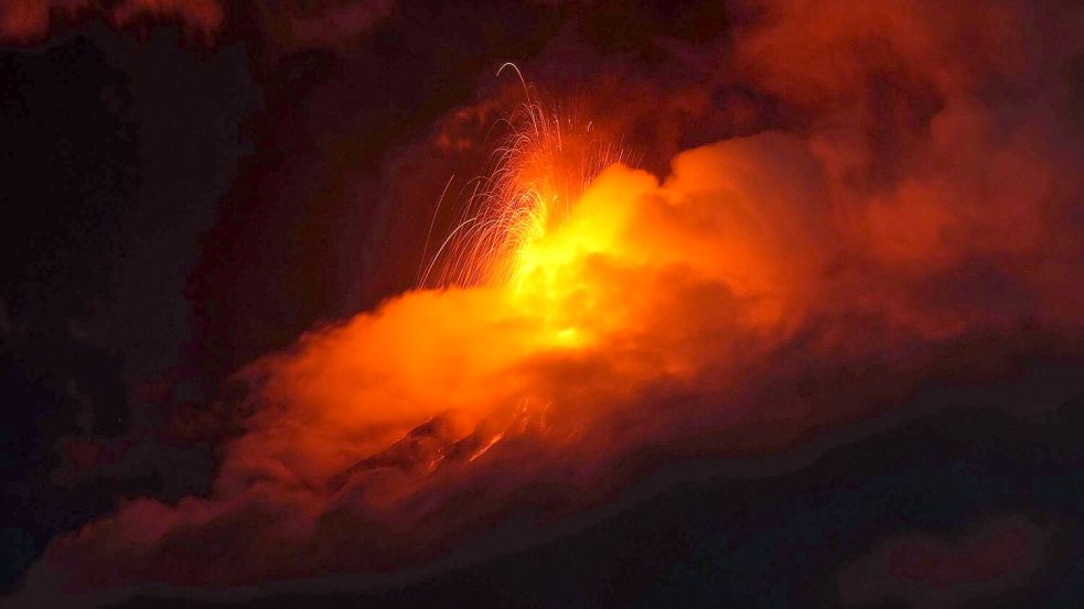 Der hochaktive Feuervulkan (Volcán de Fuego) in Guatemala verbreitet mit einer Eruption Angst und Schrecken. Foto: Moises Castillo