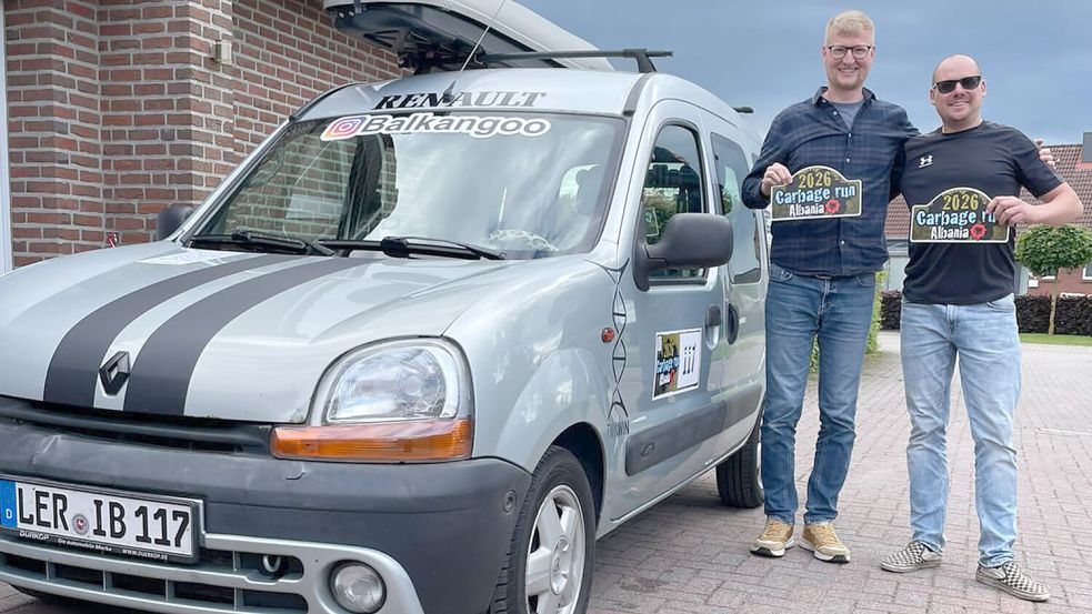 Da waren Ingo Peters (links) und Bernd Campen noch guter Dinge: Die beiden Freunde mit ihrem Renault Kangoo vor dem Start der Tour. Foto: privat