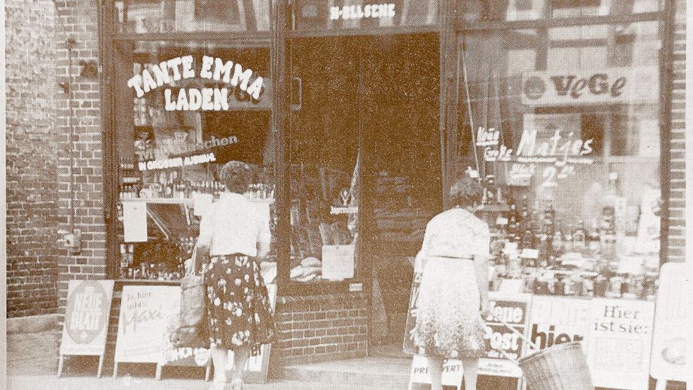 Abschied aus Aurich: Am 19. Juli 1986 endet in der Norderstraße eine fast hundertjährige Tradition. Der Tante-Emma-Laden von Marga und Hans Blesene öffnete zum letzten Mal. Foto: ON/Gauger