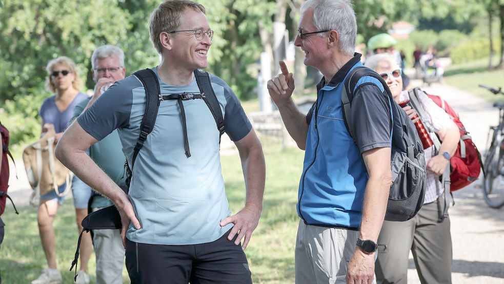 Schleswig-Holsteins Ministerpräsident Daniel Günther (CDU, l) unterhält sich bei einer Wanderung durch den Naturpark Holsteinische Schweiz mit Hans-Peter Pargmann. Foto: Christian Charisius