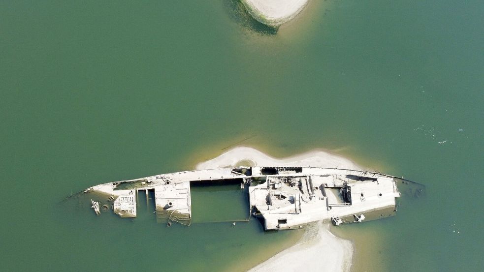 Das Niedrigwasser der Donau macht beim serbischen Prahovo versenkte alte Nazi-Schiffe sichtbar. Foto: Darko Vojinovic