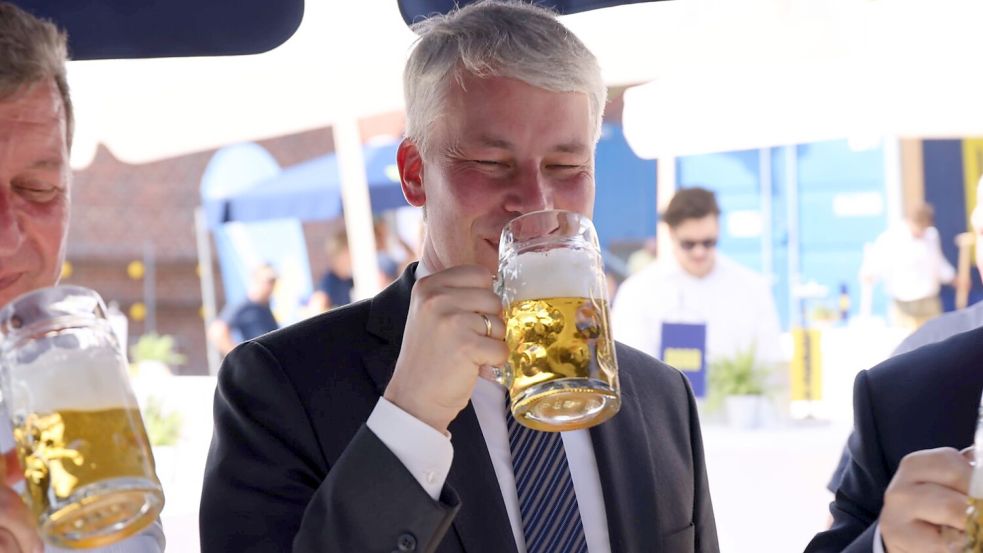 Mit oder ohne Alkohol? Bei offiziellen Anlässen – wie hier mit Bundesverkehrsminister Steffen Bilger (CDU) – ist Bier nicht wegzudenken. Foto: IMAGO/Frank Ossenbrink