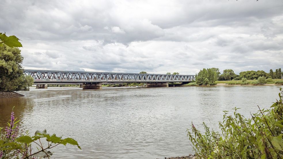 Die Süderelbe mit Blick auf die Bahnbrücke in Harburg. Hier ist ein beliebter Angelspot. Foto: Florian Quandt