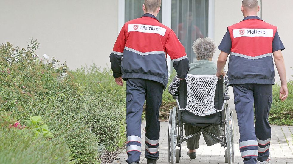 Helfende Hände: Viele Ältere haben gute Erinnerungen an ihre Zeit als „Zivi“. Auch jetzt könnte die Gesellschaft profitieren. Foto: Jan Woitas