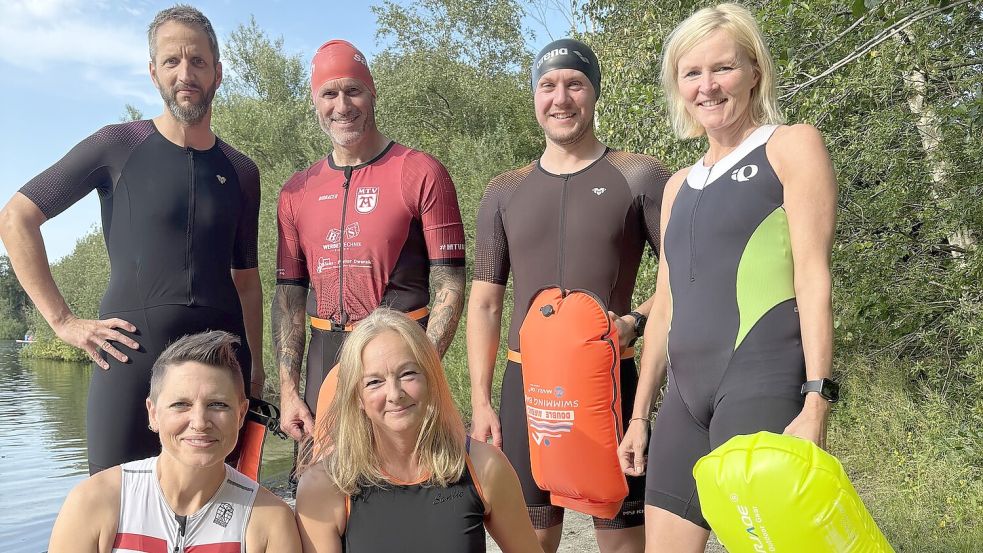 MTV-Schwimmlehrerin Angela Bohn (unten links) übt mit ihren Schützlingen Bernd Kramer (oben von links), Olaf Gerdes, Gabriele Behrends-Neumann, Matthias Tatje und Sandy Meinecke das Schwimmen in der Tannenhausener Kieskuhle. Einige von ihnen absolvieren bald ihren ersten Triathlon. Foto: Wolf-Rüdiger Saathoff