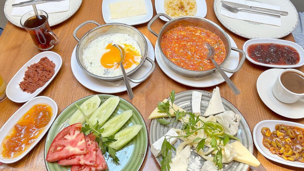 Das Frühstück aus der osttürkischen Provinz Van ist landesweit bekannt. Foto: Linda Say/dpa