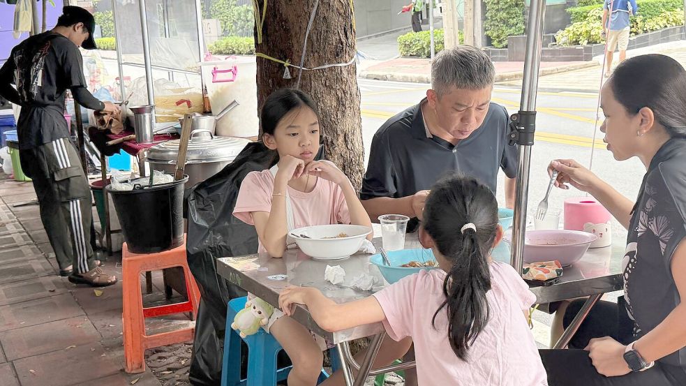 In Thailand nehmen die Menschen ihr Frühstück gerne im Freien ein, meist in einfachen Garküchen. Foto: Carola Frentzen/dpa