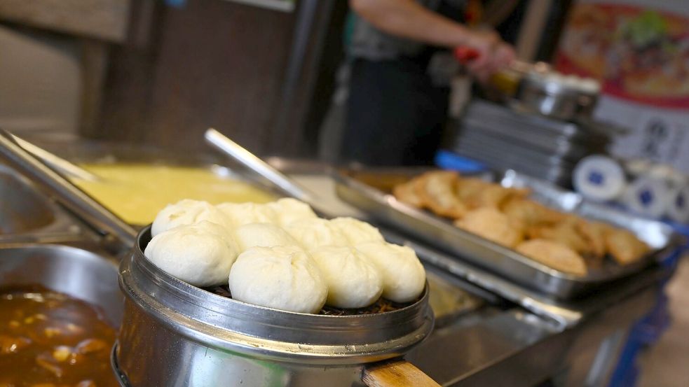 Teigtaschen namens Baozi mit ihren verschiedenen Füllungen sind in China ein beliebtes Frühstücksgericht. Foto: Johannes Neudecker/dpa