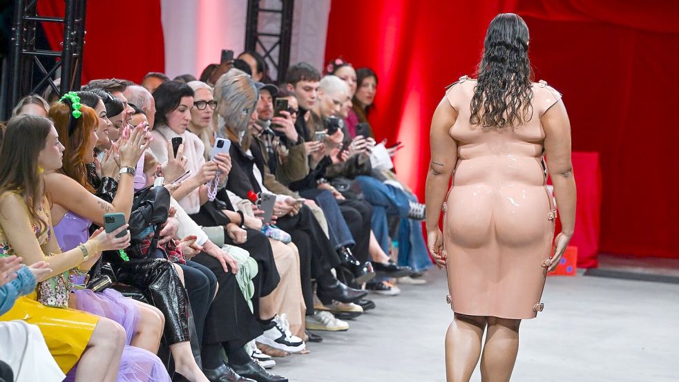 Trotz Body Positivity mussten Körper weiterhin klassischen Schönheitsnormen entsprechen. (Archivbild) Foto: Jens Kalaene
