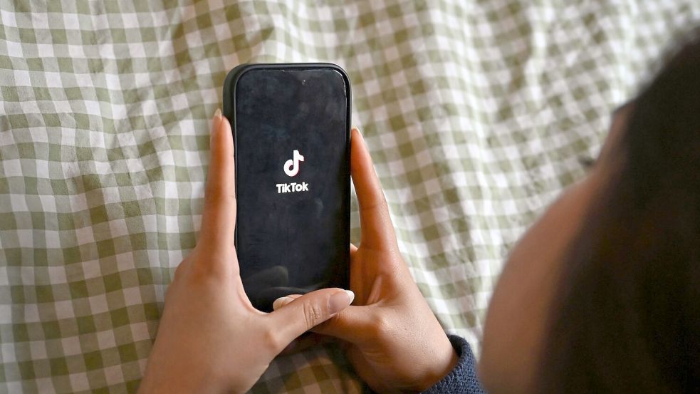 Auf Druck der EU sperrte das chinesische Unternehmen den Hashtag #skinnytok im Sommer 2025. (Symbolbild) Foto: Elisa Schu/dpa