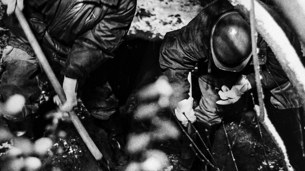 Ende November 1989 sind Mitarbeiter der Kripo-Hamburg dabei den Leichnam eines ermordeten Rentners aus seinem eigenen Garten zu bergen Foto: Thomas Hirschbiegel