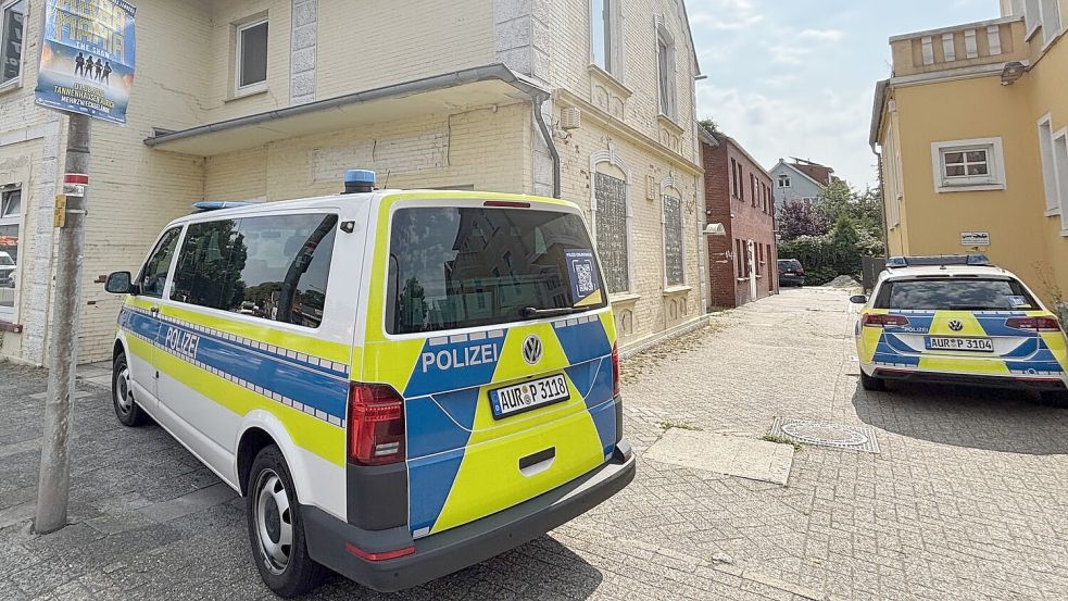 Mit zwei Fahrzeugen und vier Beamten unterstützte die Polizei das Ordnungsamt bei einer Kontrolle von Sexarbeiterinnen an der Esenser Straße. Foto: Lasse Paulsen