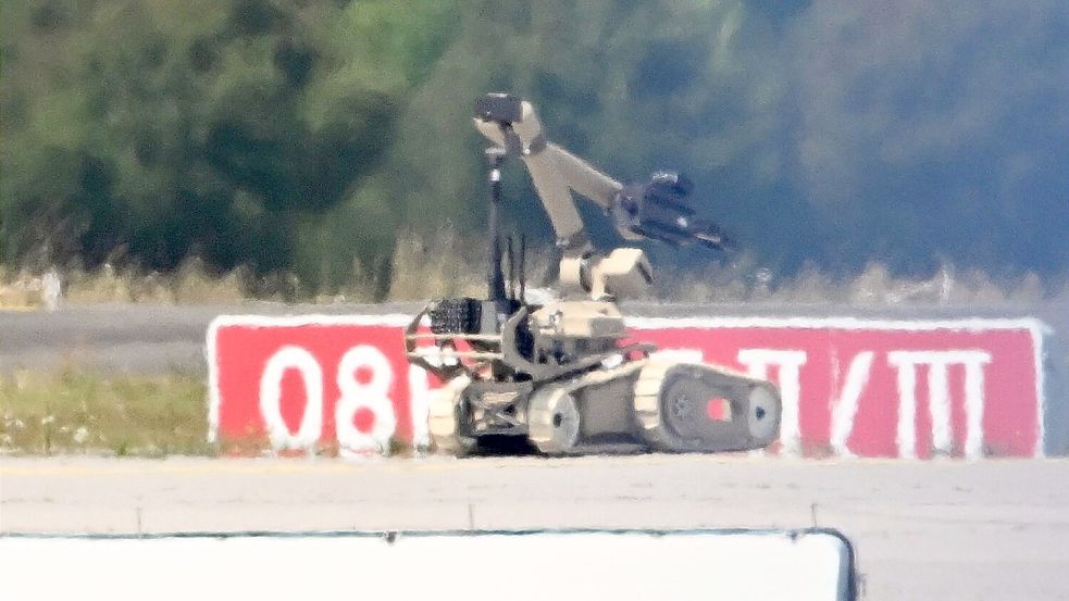 Am Flughafen kam auch ein Sprengroboter zum Einsatz. Foto: Hendrik Schmidt/dpa