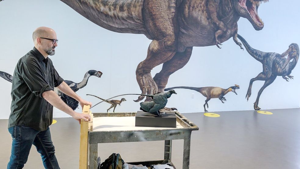 Das Modell eines Microraptors auf einem Wagen im Museum zeigt, wie groß selbst die kleinsten Dinosaurier waren. (Handout) Foto: Alvaro Keding/AMNH/dpa