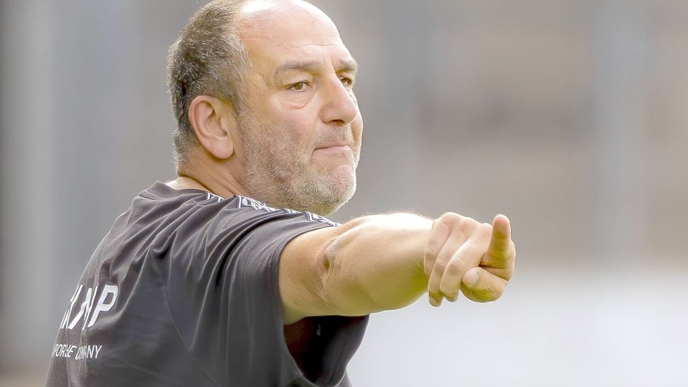 Nur einer gibt beim 1. FC Heidenheim sportlich die Richtung vor: Trainer Frank Schmidt. Foto: IMAGO/Fotostand / Schäfer