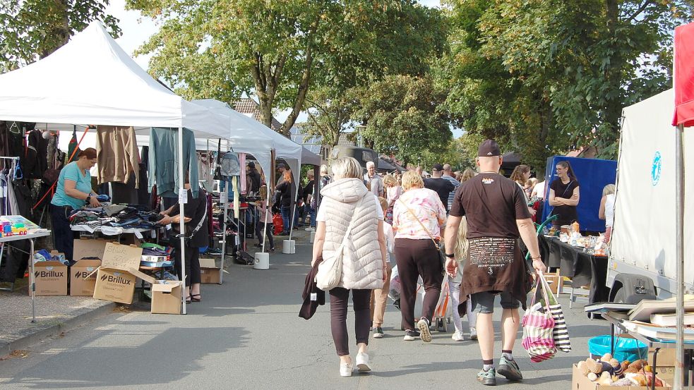 Schon im vorherigen Jahr besuchten Tausende den Nachtflohmarkt in Simonswolde. Foto: Imke Cirksena