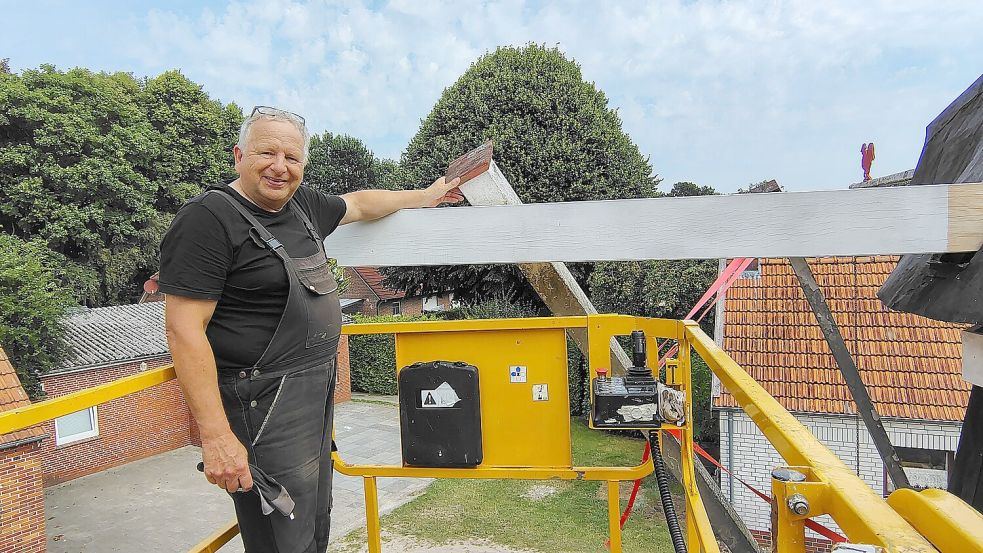 Mühlenbauer Diedrich Schlachter muss den Mittelsprutbalken an die richtige Stelle bringen und an den v-förmigen Schoren befestigen. Foto: Karin Böhmer