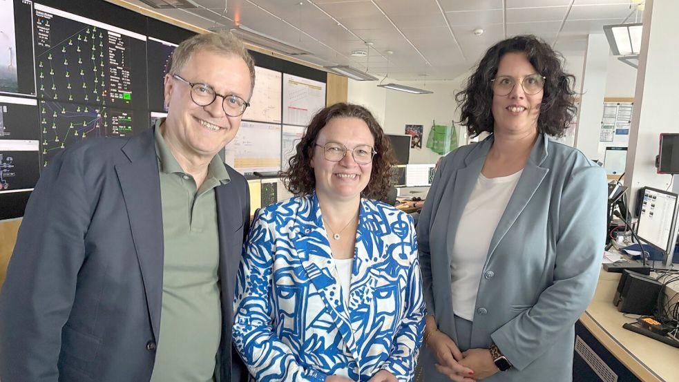 Im Leitstand von Semco Maritime in Emden: (von links) Johannes Pfeiffer, Vorsitzender der Geschäftsführung der Regionaldirektion Niedersachsen-Bremen der Bundesagentur für Arbeit (BA), Andrea Nahles, Chefin der Bundesagentur für Arbeit, und Daniela Ringenaldus, Leiterin der Agentur für Arbeit Emden-Leer. Foto: Martin Teschke