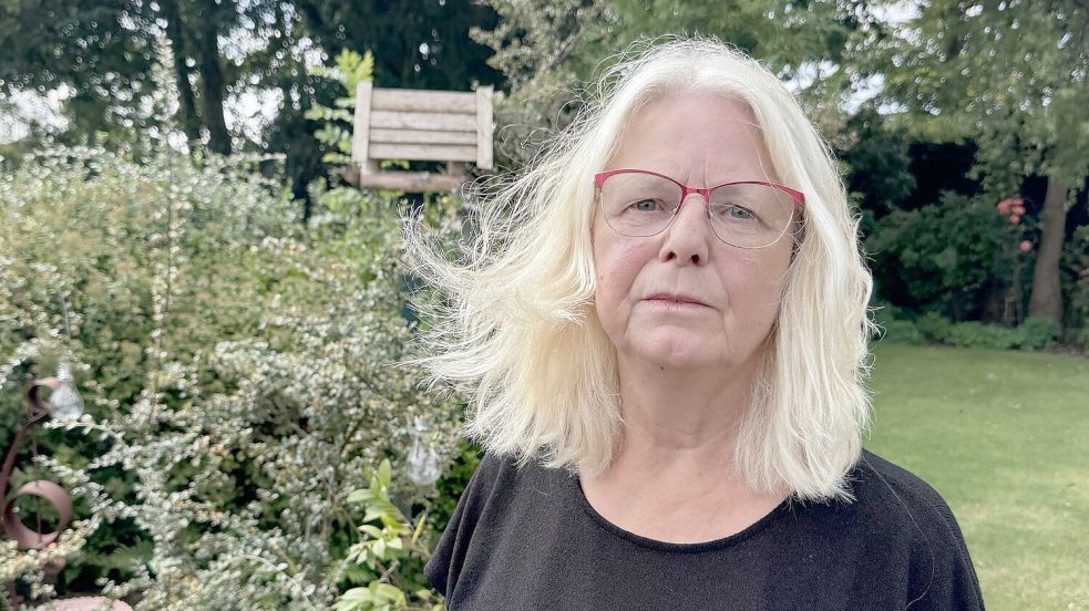 Berntraud Meyer ist schockiert, nachdem Unbekannte das Grab ihrer Tochter angezündet haben. Foto: Holger Janssen