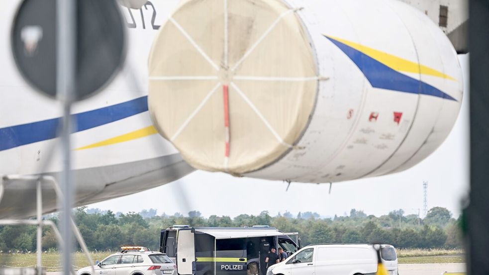 Nach dem Fund einer Drohne mit Sprengvorrichtung am Flughafen Leipzig/Halle fordert ein Luftverkehrsexperte einen besseren Schutz kritischer Infrastruktur. (Archivbild) Foto: Hendrik Schmidt