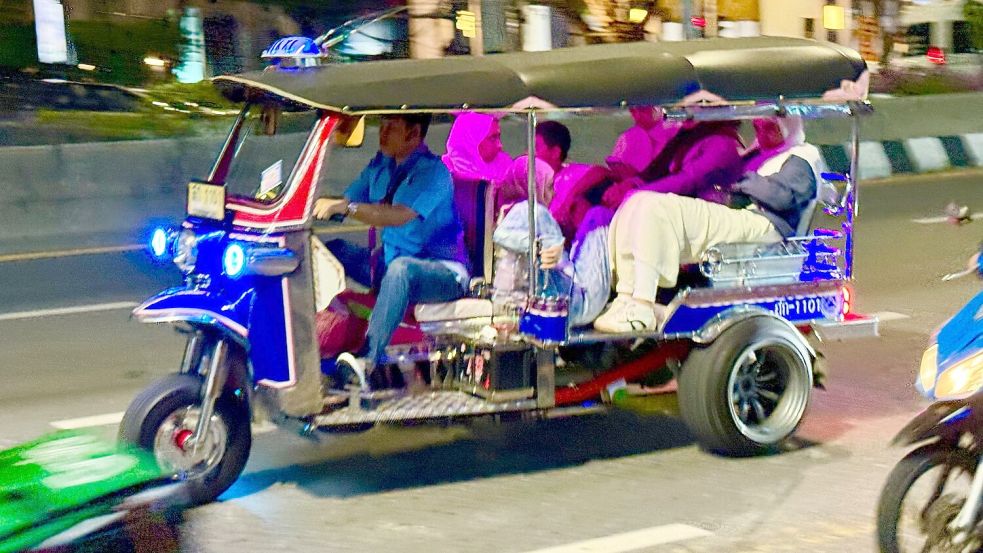 Für Touristen aus aller Welt gehört eine Fahrt mit einem knatternden Tuk-Tuk zum Bangkok-Besuch einfach dazu. Foto: Carola Frentzen/dpa