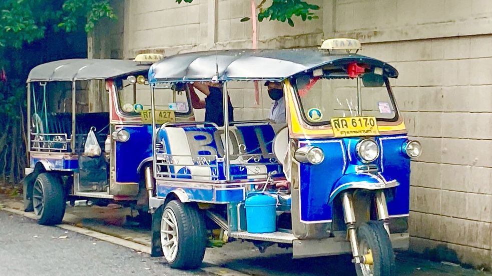 Die Knatterkisten stehen in Bangkok allerorts am Straßenrand. Foto: Carola Frentzen