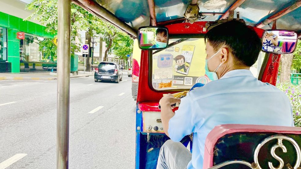 Eine Fahrt durch Bangkok mit dem warmen Fahrtwind im Haar ist eine beliebte Touristenattraktion. Foto: Carola Frentzen