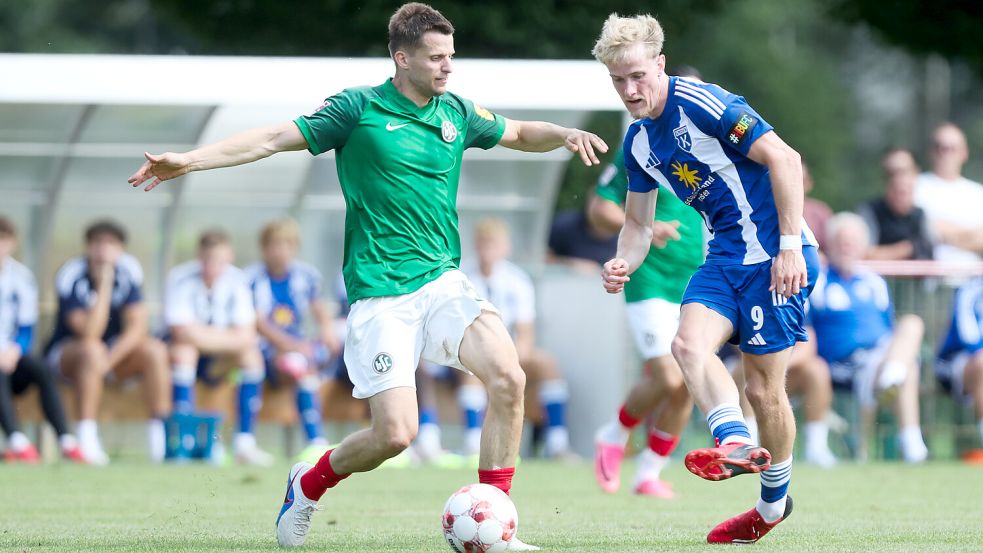 Für Kickers Emden (rechts Theo Schröder) steht am Freitag das erste Heimspiel der neuen Regionalliga-Saison an. Foto: Jens Doden/Emden
