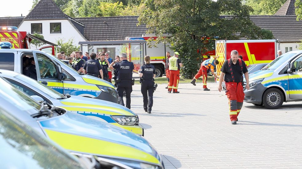 In Preetz im Kreis Plön suchen Einsatzkräfte nach dem vermissten Mädchen. Foto: Florian Sprenger