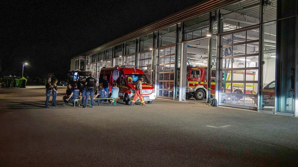 Einsatzkräfte treffen sich vor der Feuerwehrwache in Preetz. Foto: Frank Molter