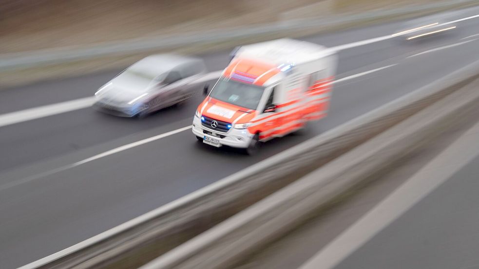 Das Auto kam von der A3 ab - und schleuderte auf eine Bahntrasse. (Symbolbild) Foto: Julian Stratenschulte