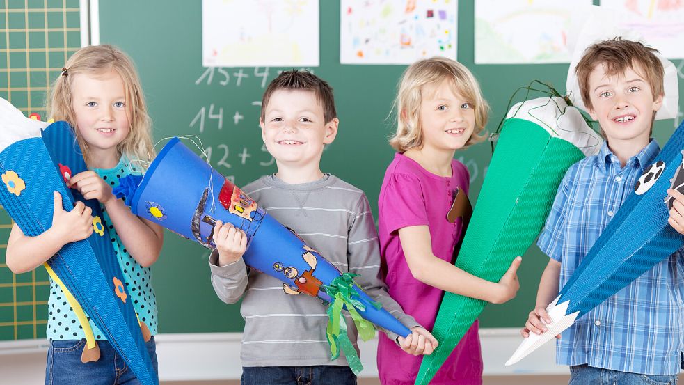Eine Schultüte muss nicht nur mit Süßigkeiten gefüllt sein. Auch andere Dinge wie Stifte oder selbstgemachte Snacks können den Kindern eine Freude machen. Foto: contrastwerkstatt/stock.adobe.com
