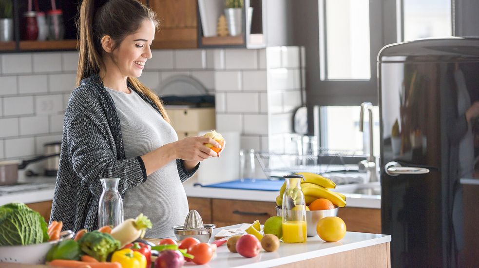 Pflanzliche Lebensmittel sollten bei Schwangeren reichlich auf dem Speiseplan stehen. Dazu gehören neben Gemüse, Obst und Kartoffeln auch Vollkornprodukte, Hülsenfrüchte und täglich eine Handvoll Nüsse. Foto: lordn/stock-adobe.com