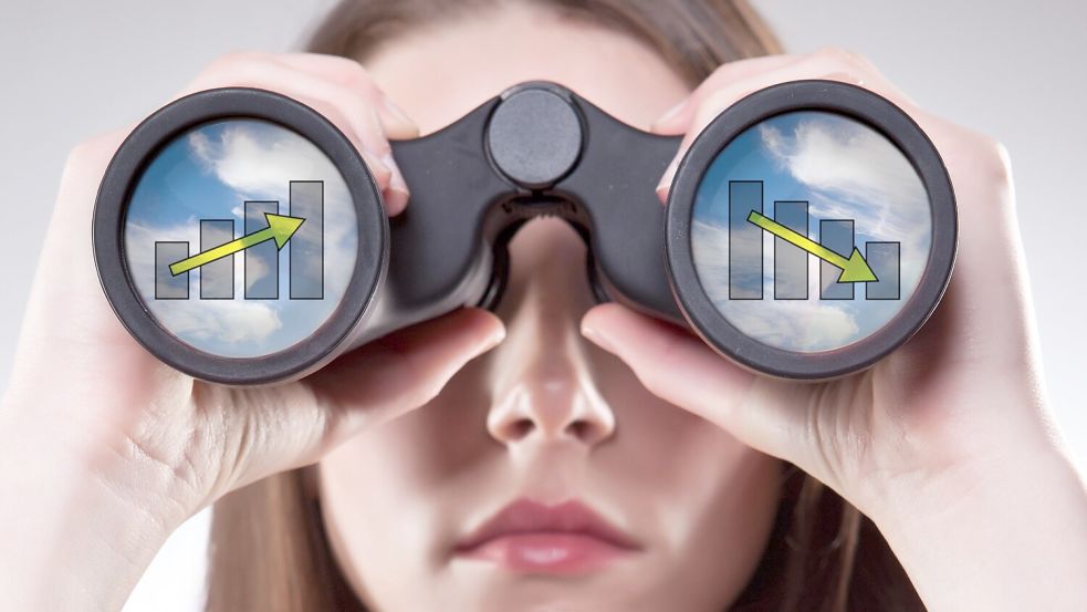 Die Konjunkturaussichten sind in der Region nicht rosig. A businesswoman looking through binoculars, seeing conflicting trends in earnings prediction, can be used for business vision or business prediction concept Foto: Agentur für Arbeit