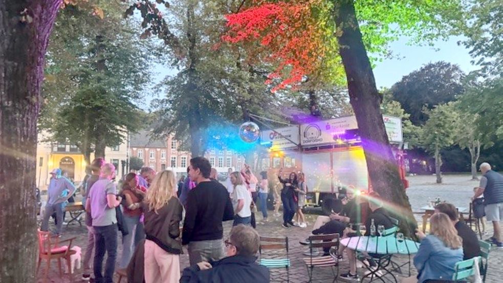 Sorgen für Stimmung: Die „Mobile Dorfdisko“ und ihr umgebautes Feuerwehrfahrzeug sorgen gemeinsam mit Radio Nordseewelle erstmals für Stimmung am Timmeler Hafen. Foto: privat