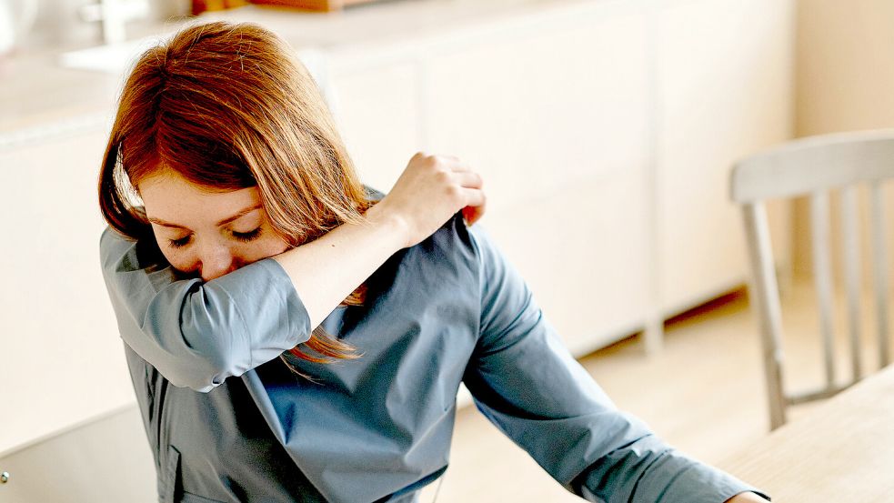 Husten, Atemnot und Engegefühl in der Brust sind typische Symptome von COPD. Frühzeitige Diagnose und gezielte Therapie können den Verlauf der Erkrankung verlangsamen und die Lebensqualität verbessern. Foto: pexels.com/akz-o