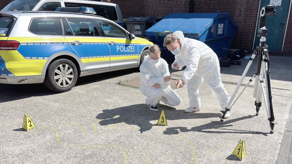 Ein Mord im Innenhof der Leeraner Polizei? Keine Sorge, das ist alles nur gestellt. Foto: Daniel Noglik