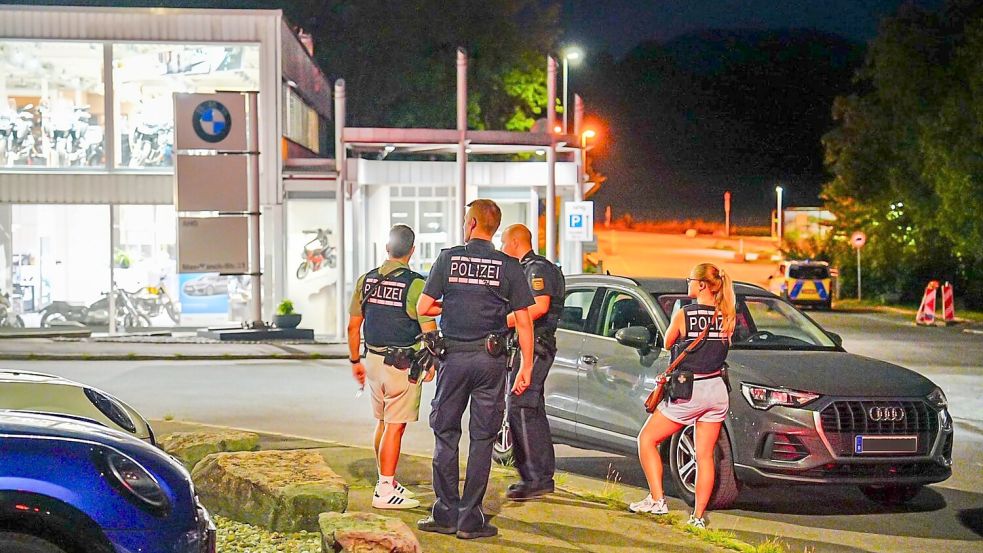 Die Polizei prüft nach Schüssen auf ein Auto, ob es sich um einen Hinterhalt gehandelt haben könnte. Foto: Enrique Kaczor