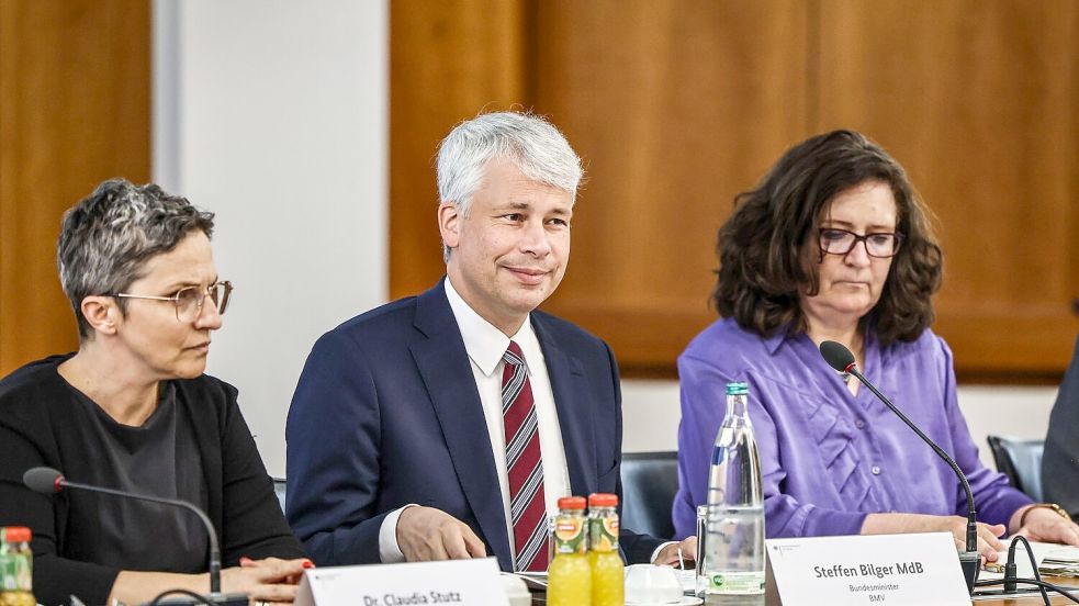 Extremes Niedrigwasser: Wie ist die Lage und was ist zu tun? Darüber hat in Bonn der neue Bundesverkehrsminister Bilger bei einem „Spitzentreffen“ mit Wirtschaftsvertretern, Verbänden und Behörden gesprochen. Foto: Oliver Berg