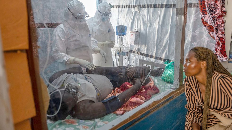 Ein Ebola-Patient wird in einem kongolesischen Behandlungszentrum versorgt. (Archivbild) Foto: Moses Sawasawa