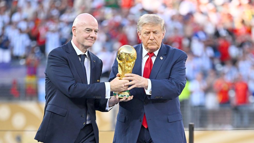 Infantino (l.) und Trump nach dem WM-Finale. (Archivbild) Foto: Tom Weller/dpa