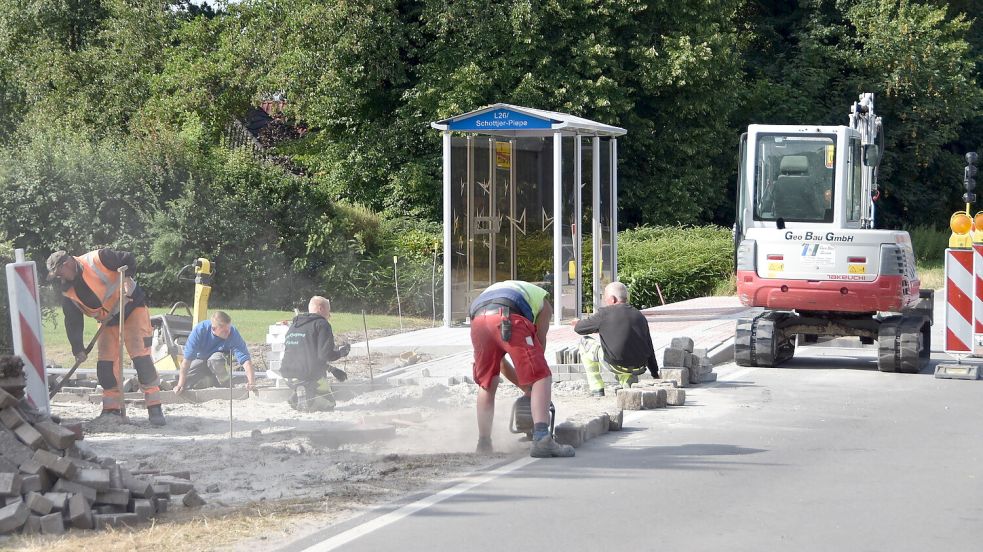 Mitarbeiter der Firma Geo Bau GmbH aus Südbrookmerland kamen beim Neubau der Bushaltestelle in Upgant-Schott in den vergangenen Wochen gut voran. Foto: Thomas Dirks