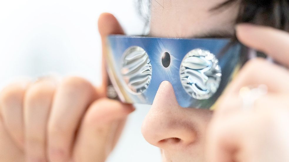 Wer die totale Sonnenfinsternis in Spanien am kommenden Mittwoch beobachten will, muss unbedingt eine dafür zertifizierte Spezialbrille aufsetzen. Anderenfalls drohen irreparable Augenschäden. Foto: Marijan Murat