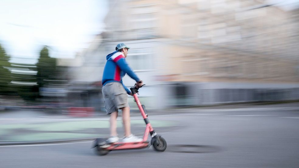Die Zahl der E-Scooter-Unfälle ist stark gestiegen. Betroffen sind laut Fachleute vor allem Jugendliche und junge Erwachsene. (Archivbild) Foto: Christian Charisius