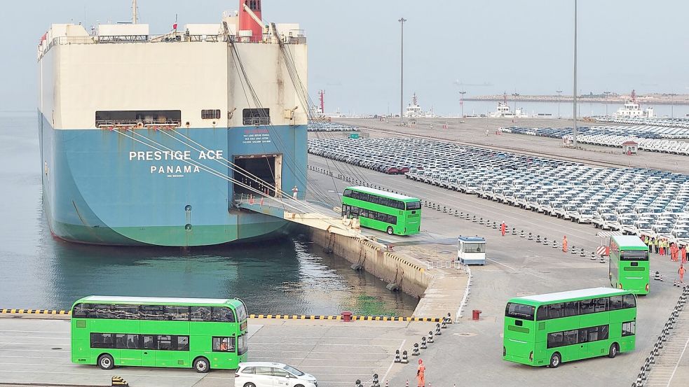 Im Hafen der chinesischen Stadt Yantai werden elektrische Doppeldeckerbusse für den Export verschifft. (Archivbild) Foto: Tang Ke/XinHua/dpa