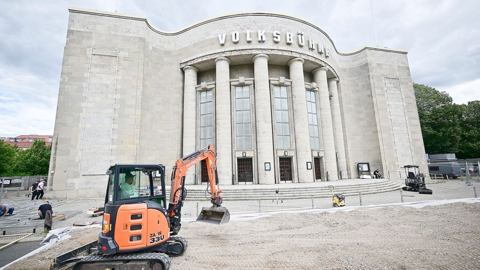 Zum Aufbau rollte auch ein Bagger an. (Archivbild) Foto: Sebastian Gollnow